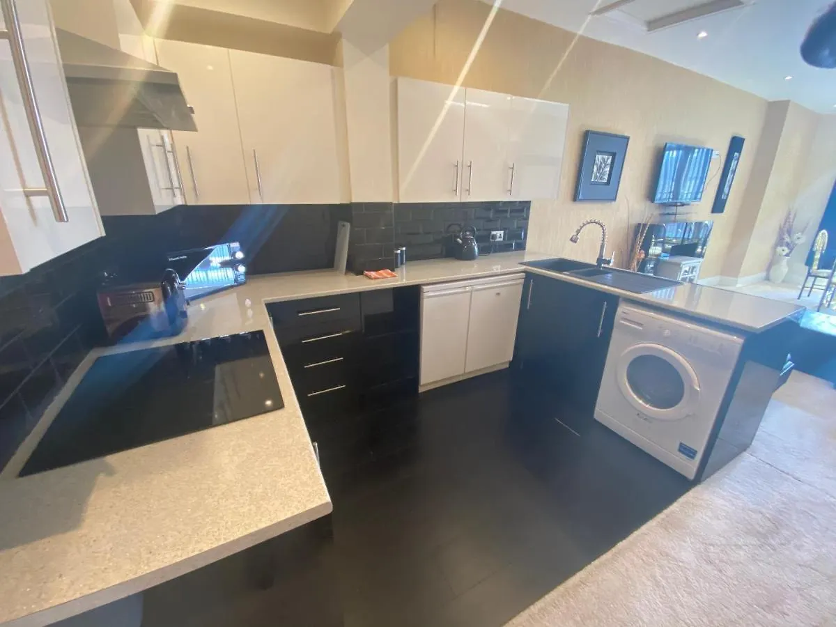 Boutique Blackpool 2 Bed Gold Apartment Sleeps 10