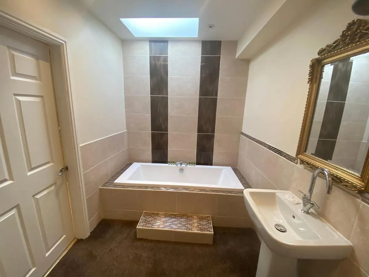 Boutique Blackpool 2 Bed Gold Apartment Sleeps 10 0*,