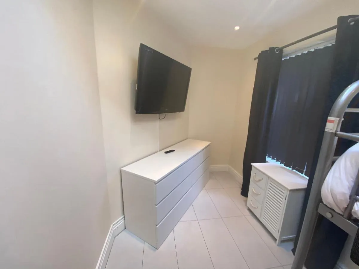 Boutique Blackpool 2 Bed Gold Apartment Sleeps 10