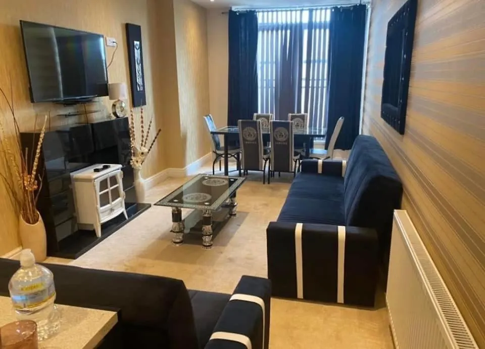 Boutique Blackpool 2 Bed Gold Apartment Sleeps 10